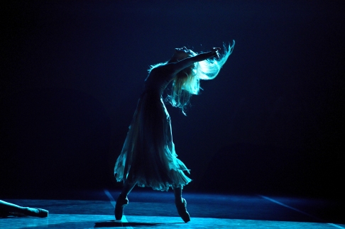 Stina Quagebeur in Akram Khan's Giselle (c) Laurent Liotardo