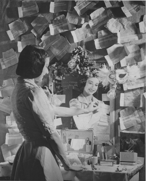 Margot Fonteyn in dressing room Photo Roger Wood.tif